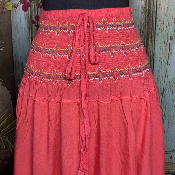 NWOT
beautiful skirt with hand-embroidered flowers - Picture 3 of 9